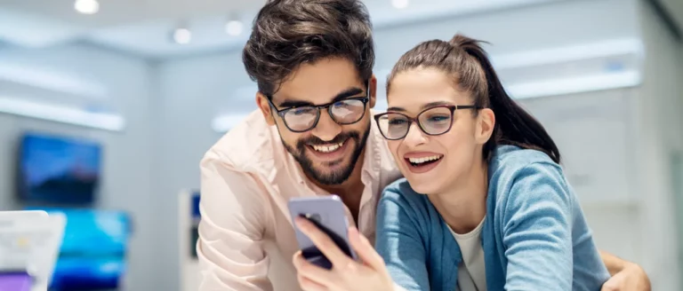 couple-looking-at-phone-1280x547